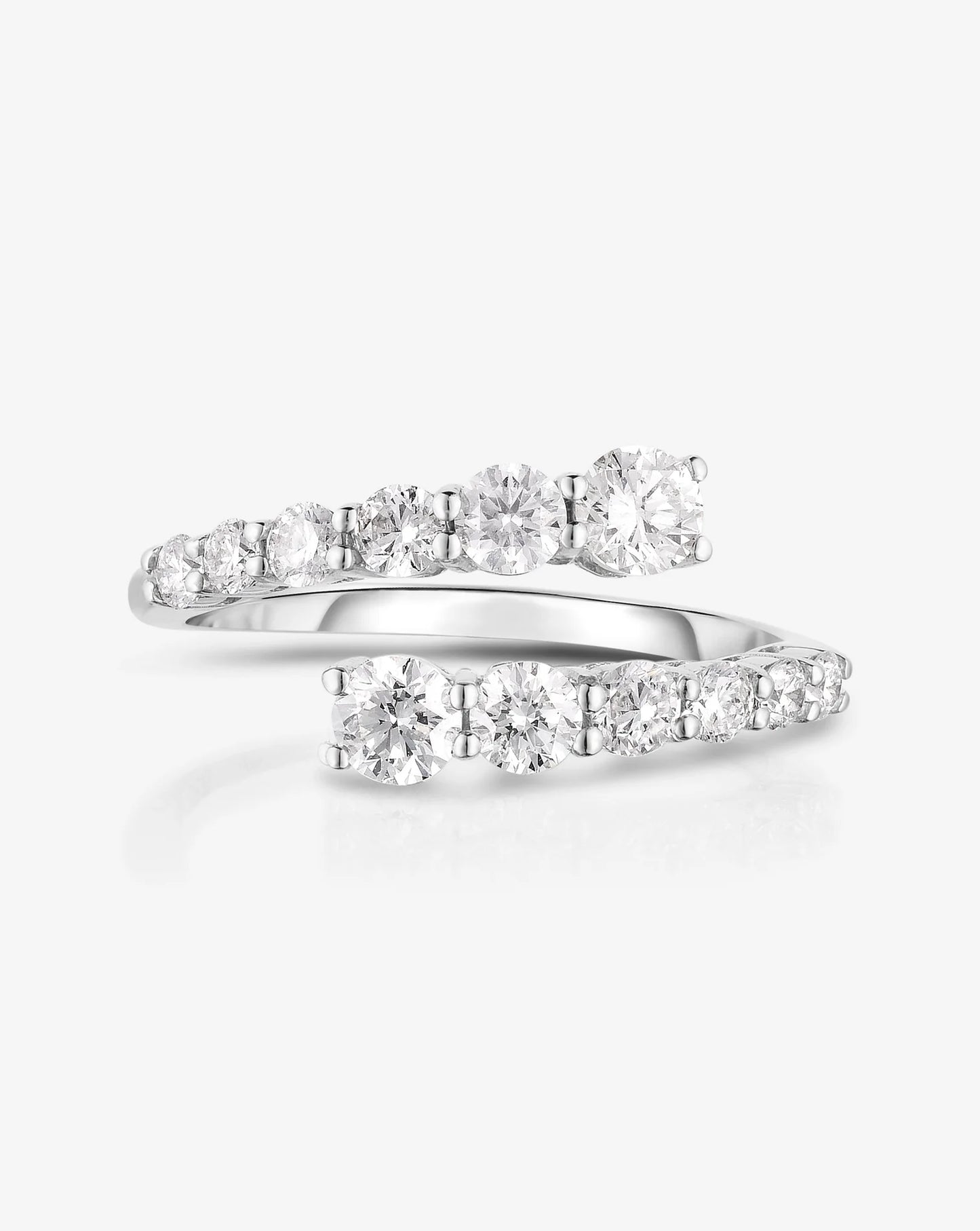 Graduated Diamond RIng 18K White
