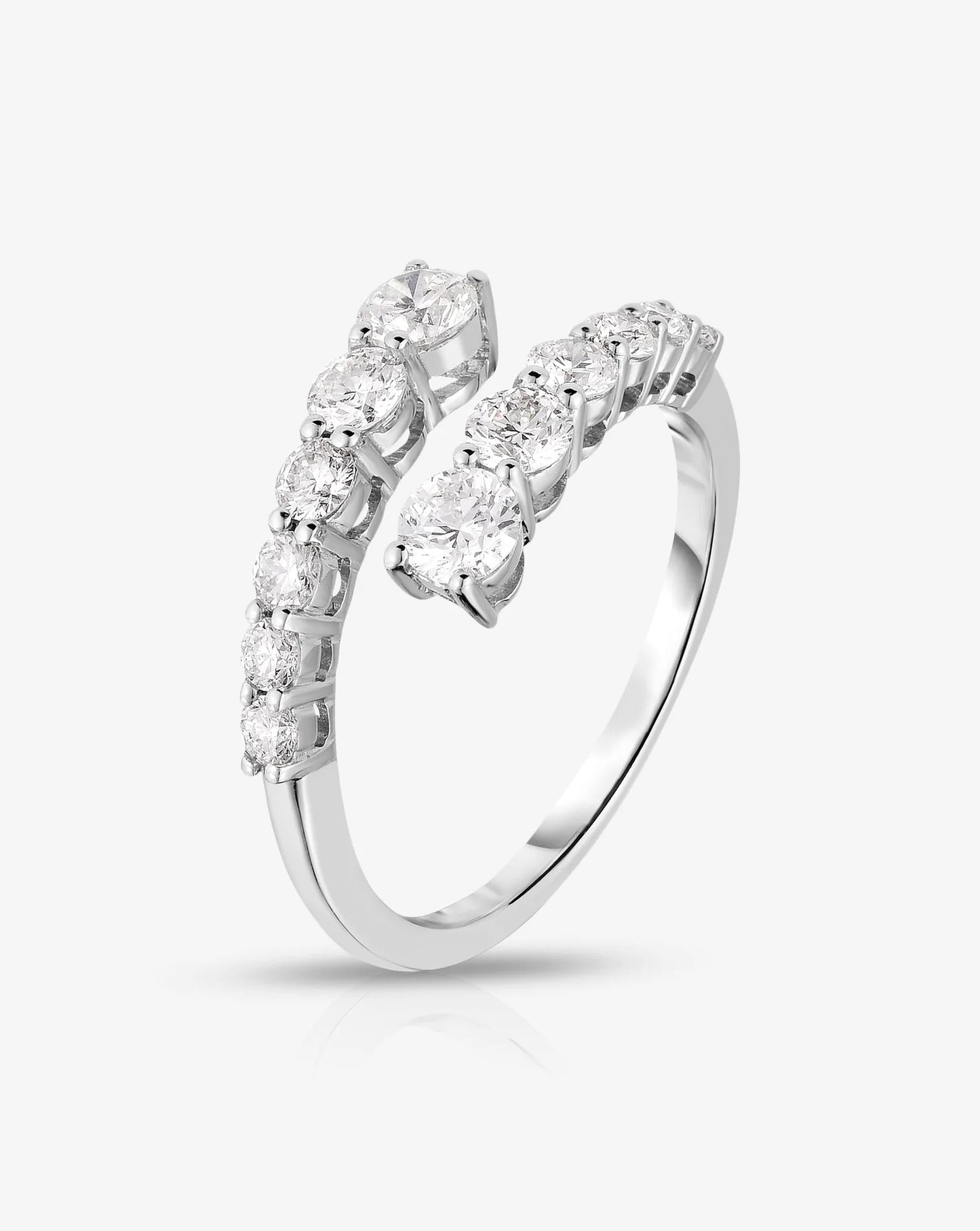 Graduated Diamond RIng 18K White