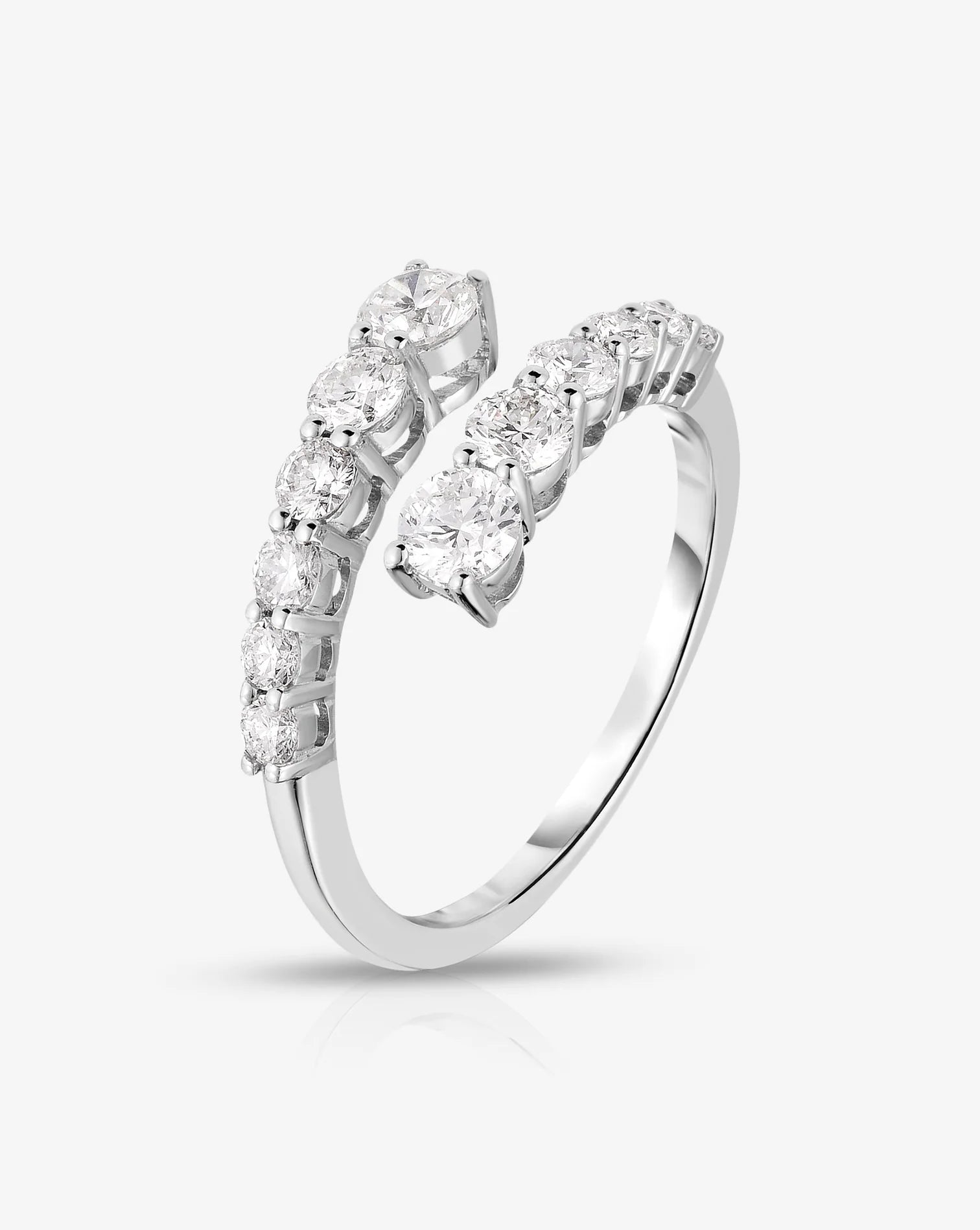 Graduated Diamond RIng 18K White