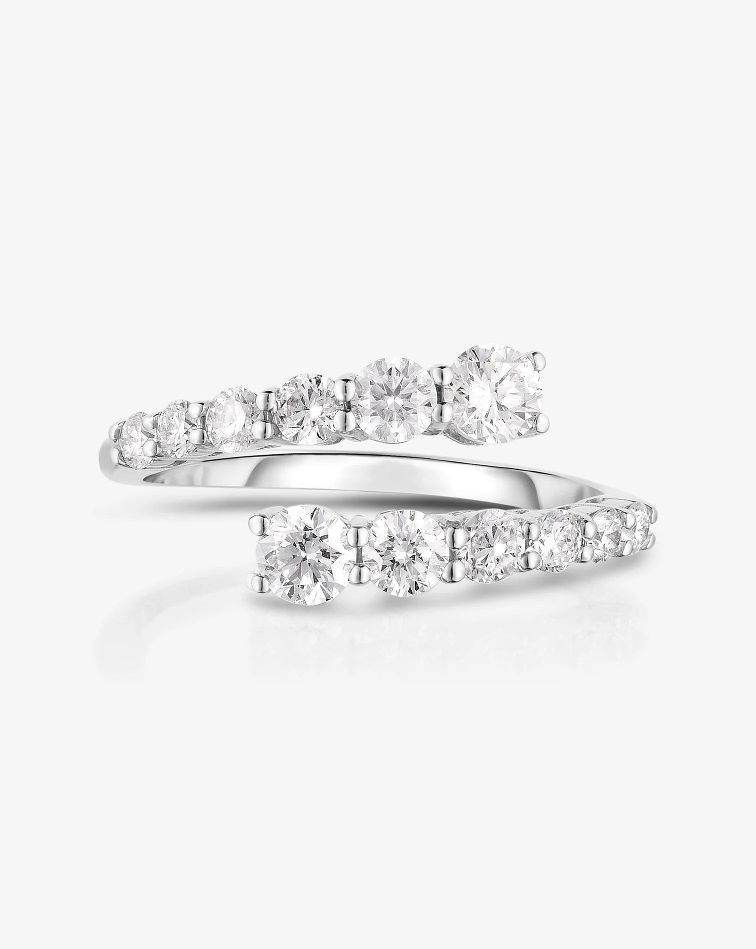Graduated Diamond RIng 18K White